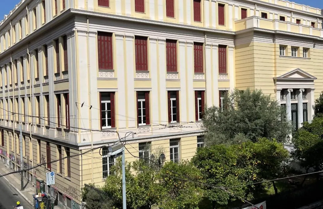 Spacious Athenian 2 Bedroom Apartment Next Metro And Museum-1